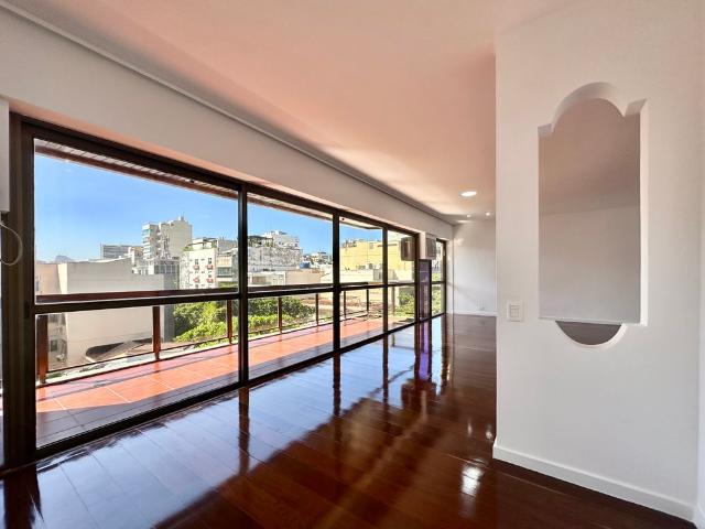 Apartamento amplo na segunda quadra da praia no Leblon