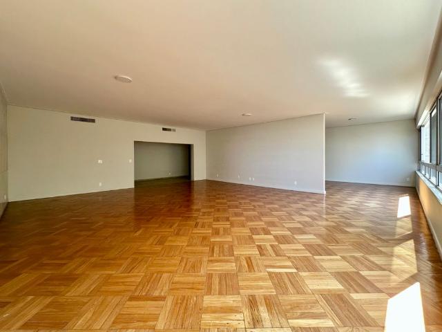 Apartamento Amplo para Alugar na Quadra da Praia de Ipanema