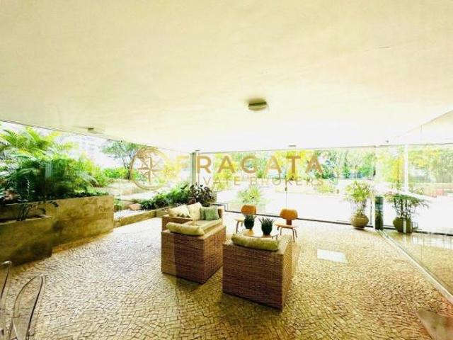 Apartamento amplo para reforma com muita iluminação natural no Jardins !
