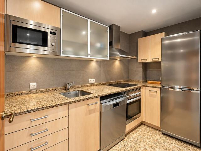 Apartamento amueblado, 2 dormitorios con terraza. piscina y parking, Paseo Marítimo, Palma