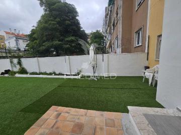 Apartamento Benfica,cozinha equipada com terraço junto Hospital Cruz Vermelha