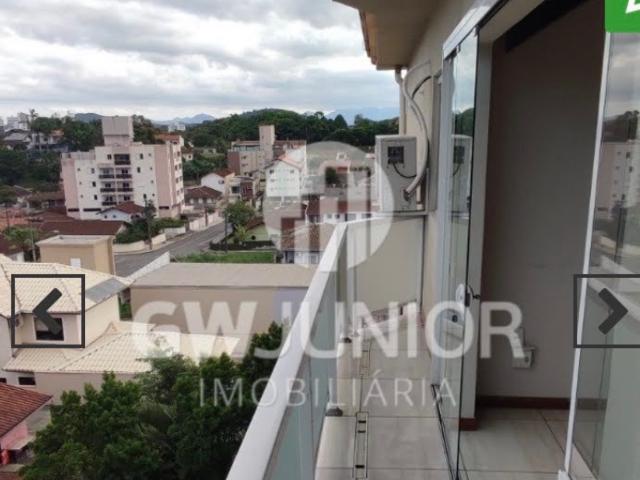 Apartamento c/ Varanda e Ar Condicionado no Saguaçu!