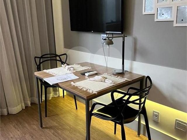 Apartamento Cabral 2 Dormitórios 1 Suíte Face Leste Reformado/Mobiliado