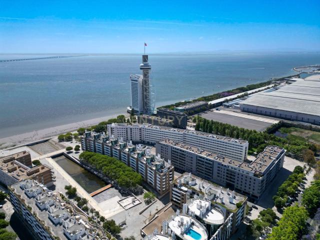 Apartamento T3 + 1 com 2 Suites e Varanda no Parque das Nações