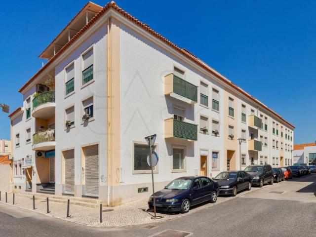 Apartamento com 3 assoalhadas, parqueamento e arrecadação no Bairro Salgado, Centro de Setúbal
