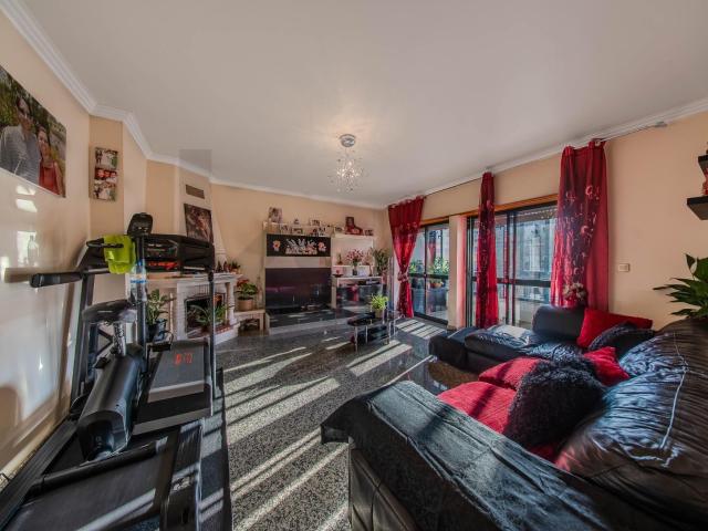 Apartamento Duplex com 3 Quartos e 2 Casas de Banho Massamá Norte
