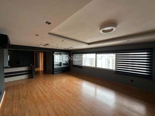 Apartamento com 3 quartos e 120m² para alugar em Passo da Areia, Porto Alegre