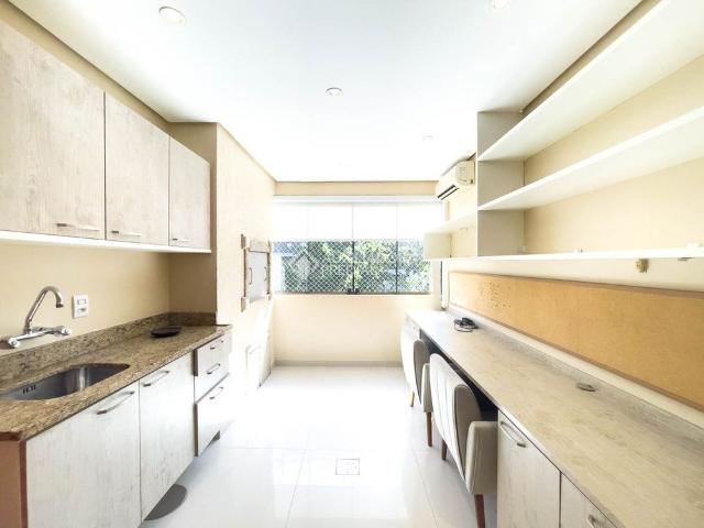 Apartamento com 3 quartos e 159m² para alugar em Rio Branco, Porto Alegre