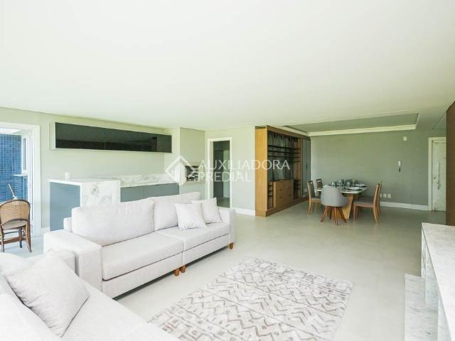 Apartamento com 3 quartos e 317m² para alugar em Vila Assunção, Porto Alegre