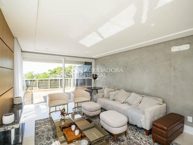 Apartamento com 3 quartos e 311m² para alugar em Tristeza, Porto Alegre