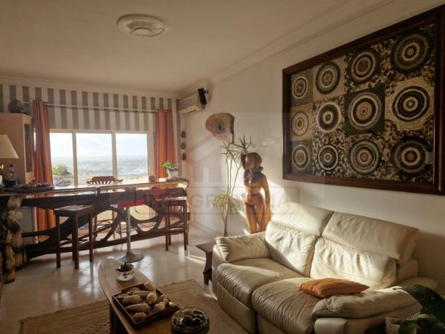 Apartamento com 3 quartos e elevador no centro da cidade. Perto de farmácia e transportes públicos