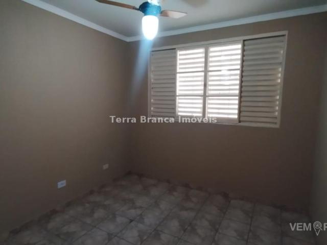 Apartamento com 3 Quartos para Alugar por R$ 1.500/mês