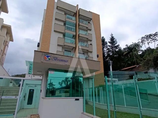 Apartamento com 3 quartos, sendo uma suíte, e sacada com churrasqueira no bairro Glória