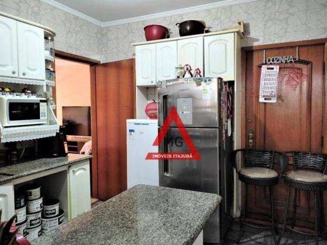 Apartamento com 3 quartos, sendo 1 suíte com banheira, com ótima localidade próximo a supermercado