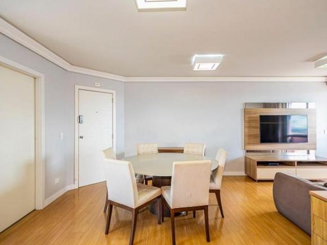 Apartamento com 3 quartos sendo 1 suíte com 2 vagas paralelas no Água Verde
