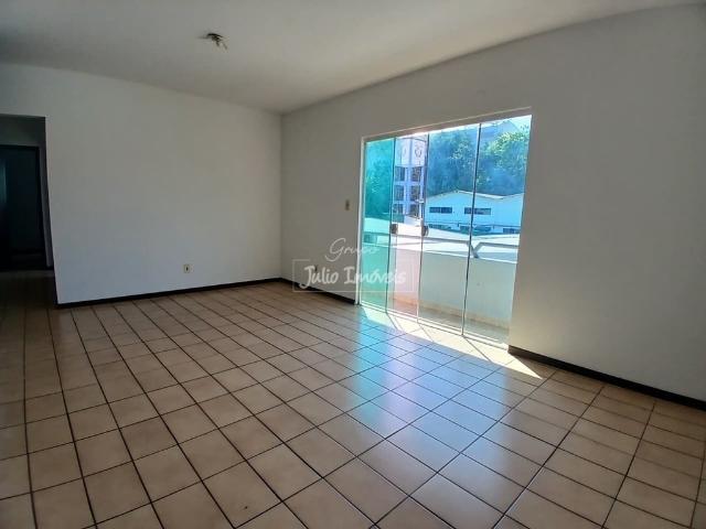 Apartamento com 02 dormitórios no Centro