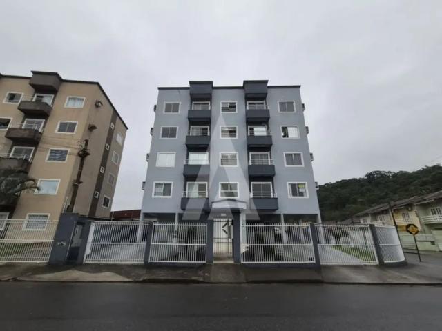 Apartamento com 02 quartos, cozinha com armários, localizado no bairro Itaum