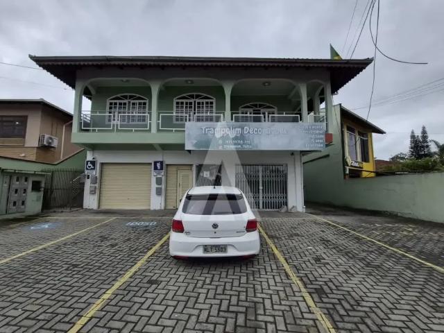 Apartamento com 02 quartos, cozinha com armários no bairro Saguaçu