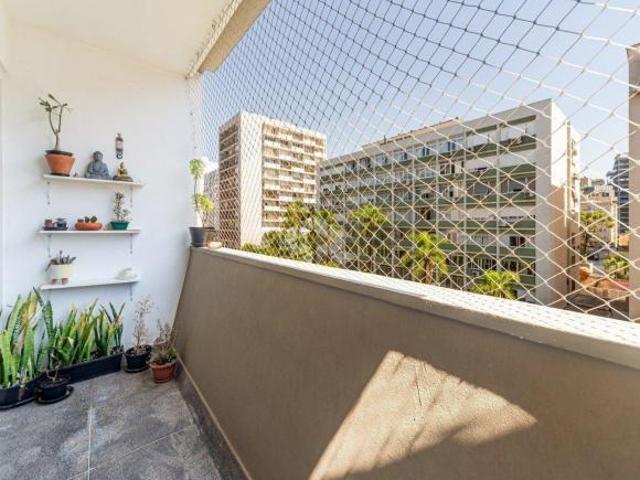 Apartamento com 128m² privativos, 3 dormitórios e vaga escriturada no Moinhos de