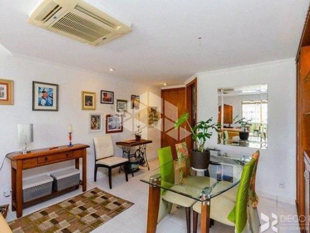 Apartamento com 122m² privativos, living para três ambientes com sacada e churrasqueira