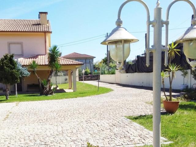 Apartamento com 1 quarto, cozinha, jardim e estacionamento