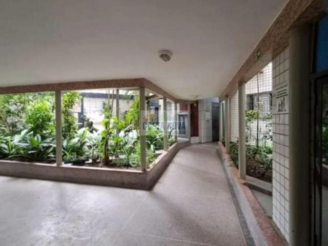 Apartamento com 1 quarto e sala na quadra da praia
