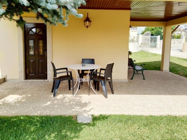 Apartamento com 1 quarto, sala, cozinha, jardim e estacionamento