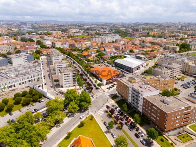 Apartamento com 207m2 em Matosinhos, com grande varanda e 2 garagens a 7km da praia de Matosinhos e Leça