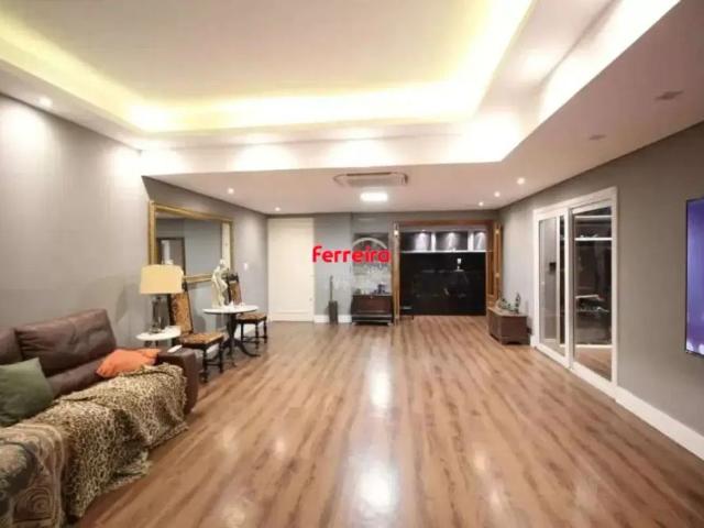 Apartamento com 200m², localizado no bairro Moinhos de Vento em Porto Alegre/RS