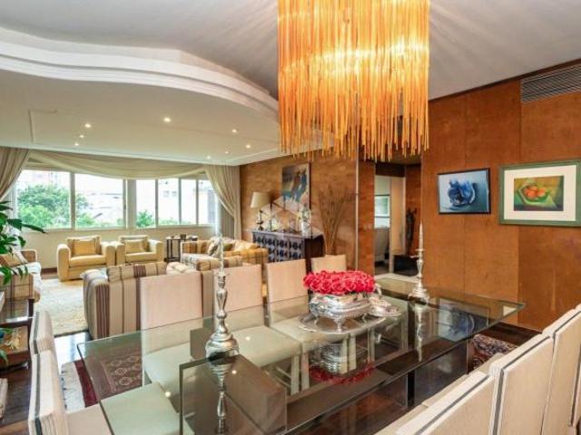 Apartamento com 226,79m² privativos, 3 Dorm. com 1 suíte, 4 banheiros, elevador e garagem no Bom F