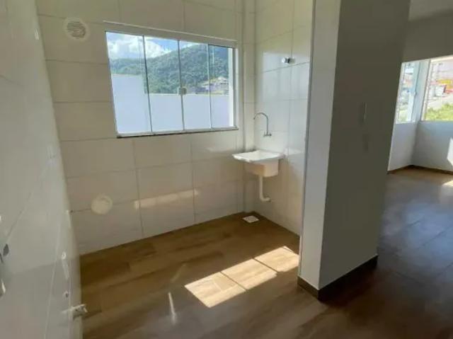 Apartamento com 2 dormitórios sendo 1 suíte e 1 vaga de garagem em Palhoça/SC