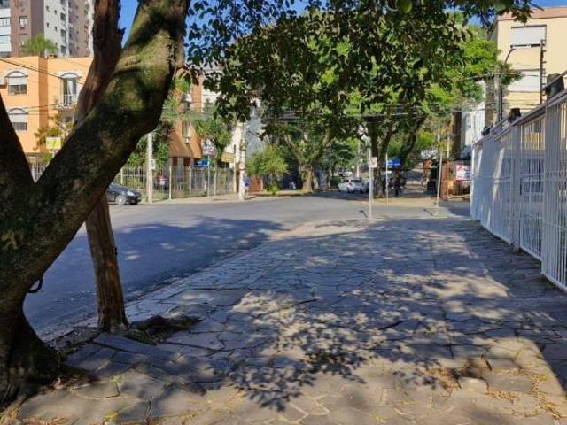 Apartamento com 2 dormitórios e garden na Rua Ijuí, pronto para reformar
