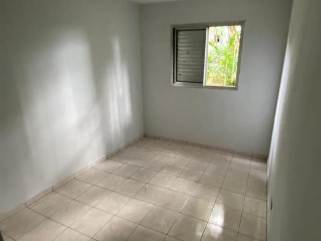 Apartamento com 2 dormitórios no andar térreo, uma vaga de garagem