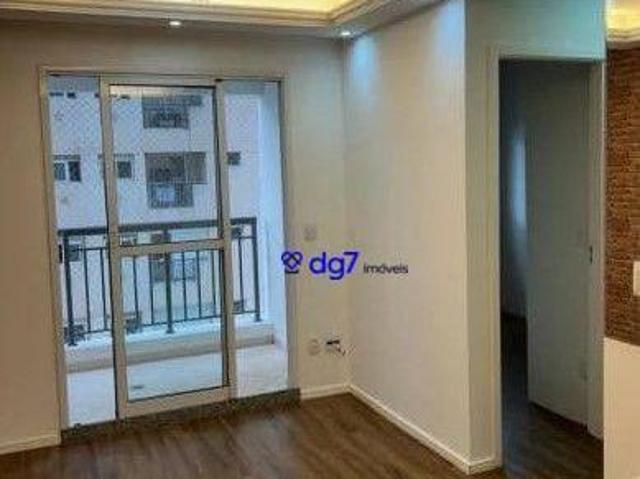 Apartamento com 2 dormitórios, rico em armários, lustres e sanca!