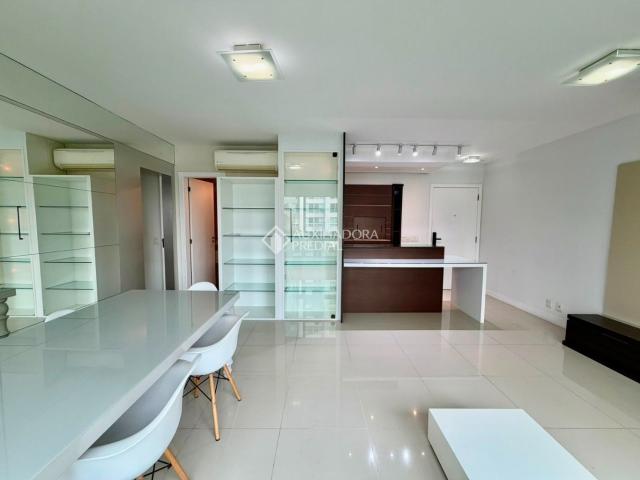 Apartamento com 2 quartos e 106m² para alugar em Passo da Areia, Porto Alegre
