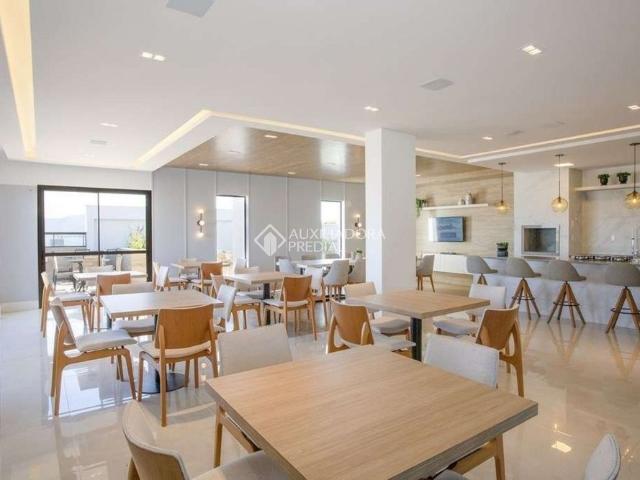 Apartamento com 2 quartos e 110m² para alugar em Kobrasol, São José