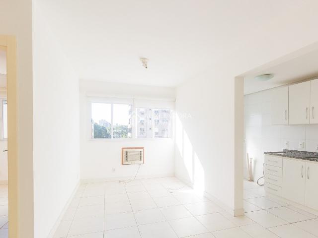 Apartamento com 2 quartos e 50m² para alugar em Passo da Areia, Porto Alegre