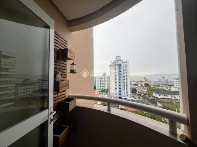 Apartamento com 2 quartos e 60m² para alugar em Barreiros, São José