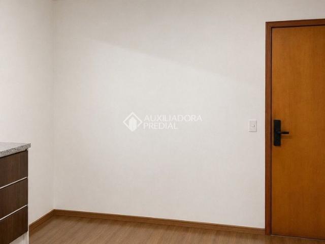 Apartamento com 2 quartos e 69m² para alugar em Barreiros, São José