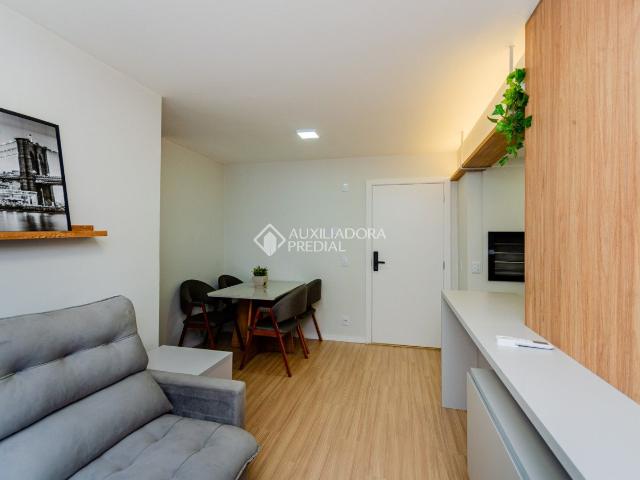Apartamento com 2 quartos e 70m² para alugar em Jardim Sabará, Porto Alegre