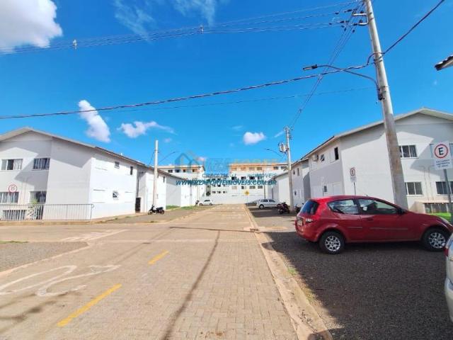 Apartamento com 2 Quartos para Alugar por R$ 1.100/mês