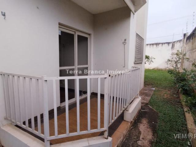 Apartamento com 2 Quartos para Alugar por R$ 1.300/mês