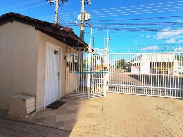 Apartamento com 2 Quartos para Alugar por R$ 1.300/mês