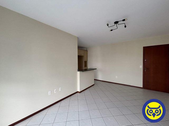 Apartamento com 2 quartos, sacada e vaga próximo à UFSC