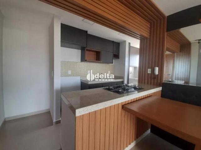 Apartamento com 2 quartos sendo 1 suíte, sacada gourmet. 300m do Praia Clube