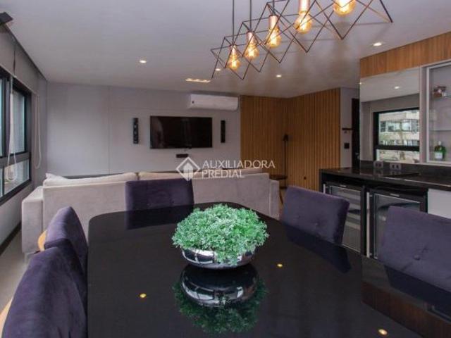 Apartamento com 2 suítes no bairro Petrópolis totalmente mobiliado e decorado