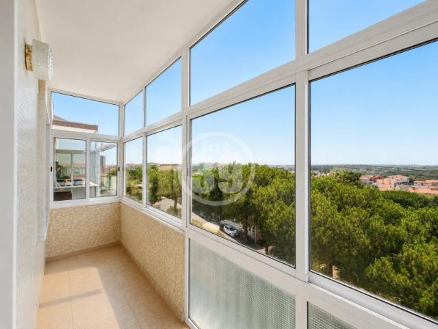 Apartamento com 4 quartos no ultimo andar e com um amplo sótão, situado no centro de Cruz de Pau/Amora