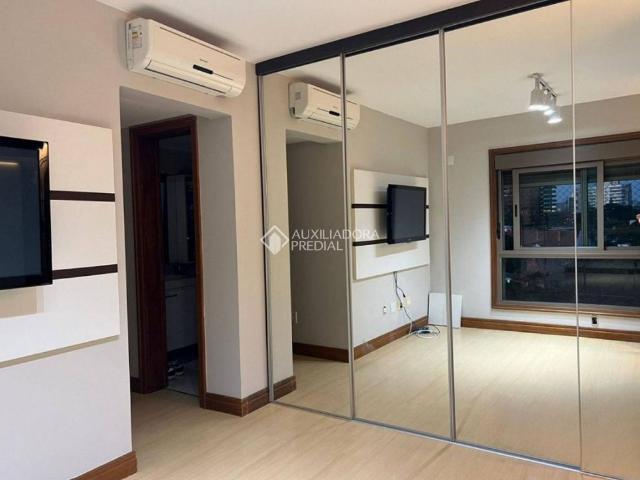 Apartamento com 4 quartos e 136m² para alugar em Três Figueiras, Porto Alegre