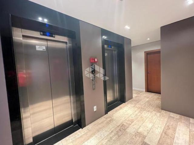 Apartamento com ampla sacada e com móveis projetados