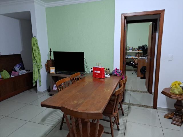 Apartamento com área privativa reformada, vendo ou troco por casa em BH